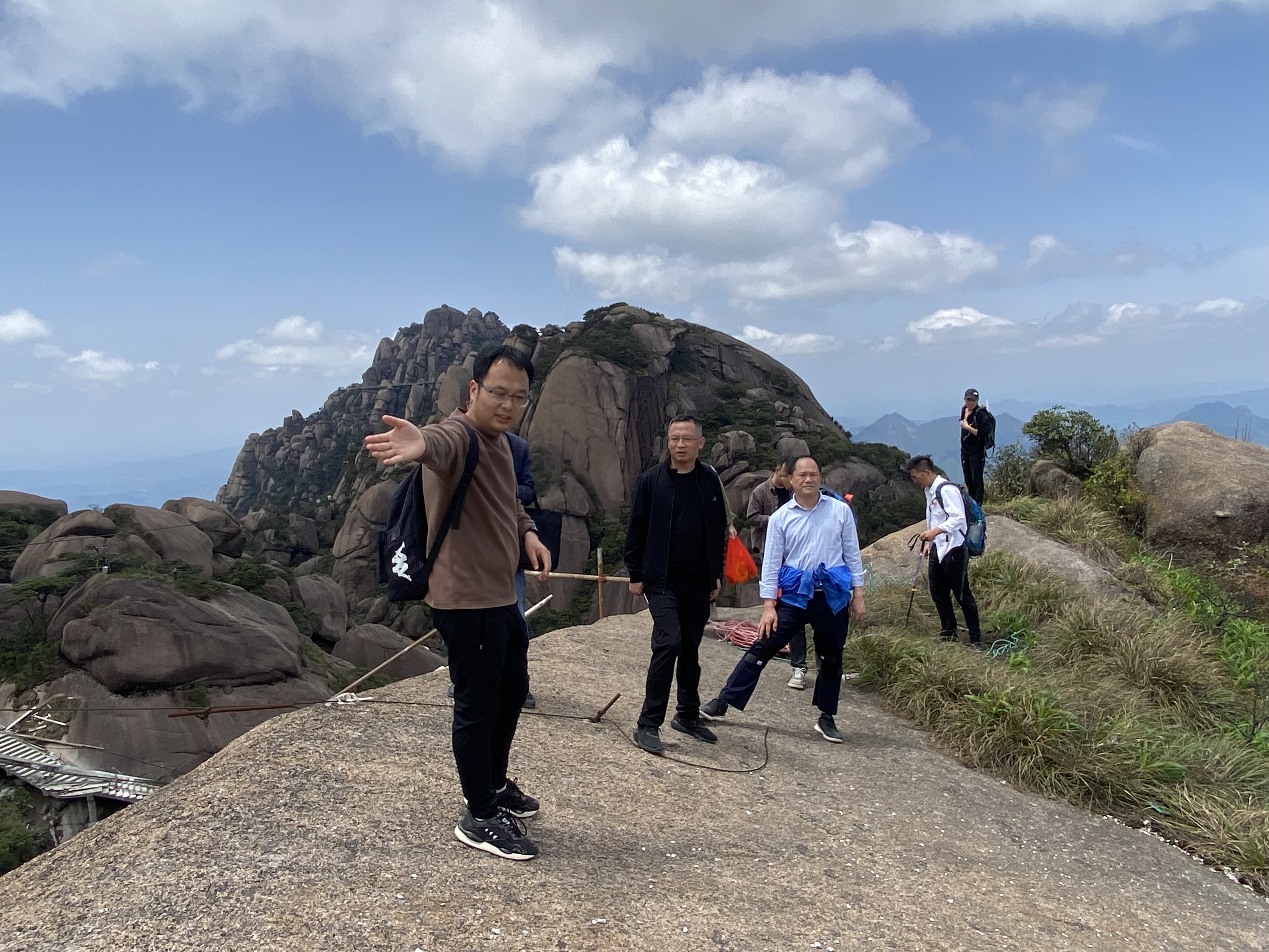 區(qū)委常委、統(tǒng)戰(zhàn)部部長詹輝實(shí)地調(diào)研靈山景區(qū)棧道小循環(huán)項(xiàng)目建設(shè)工作