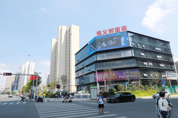 何黨生調(diào)研集團重點項目建設(shè)——惟義鄰里中心項目進入收尾階段